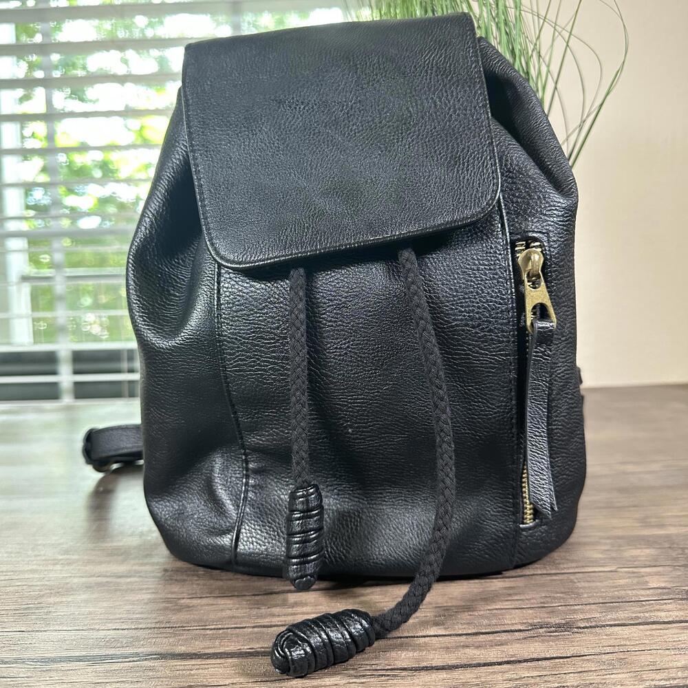 Universal Thread Co Black Leather Women’s Backpack Drawstring & Zip Pocket